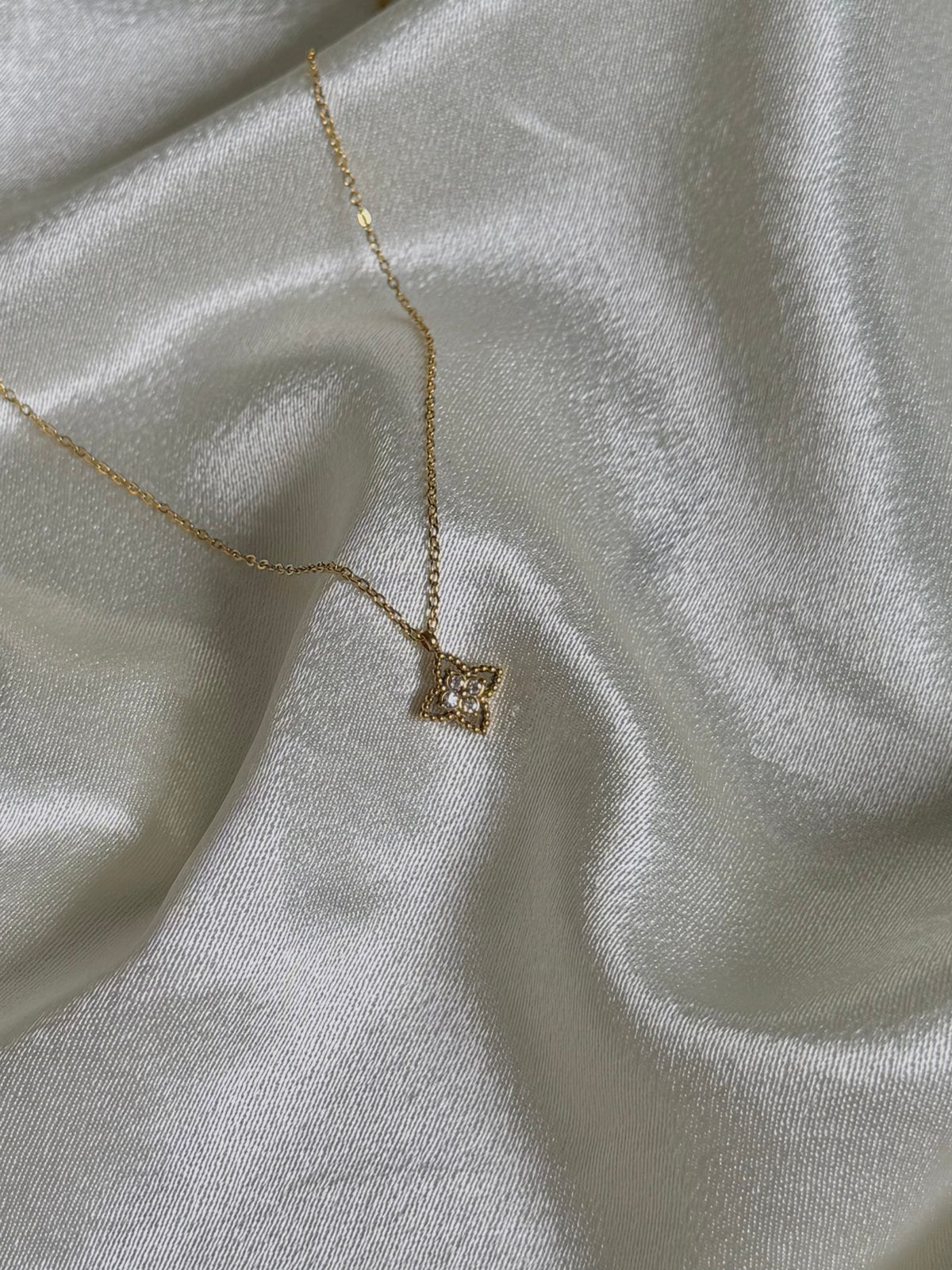 Vélaire Necklac