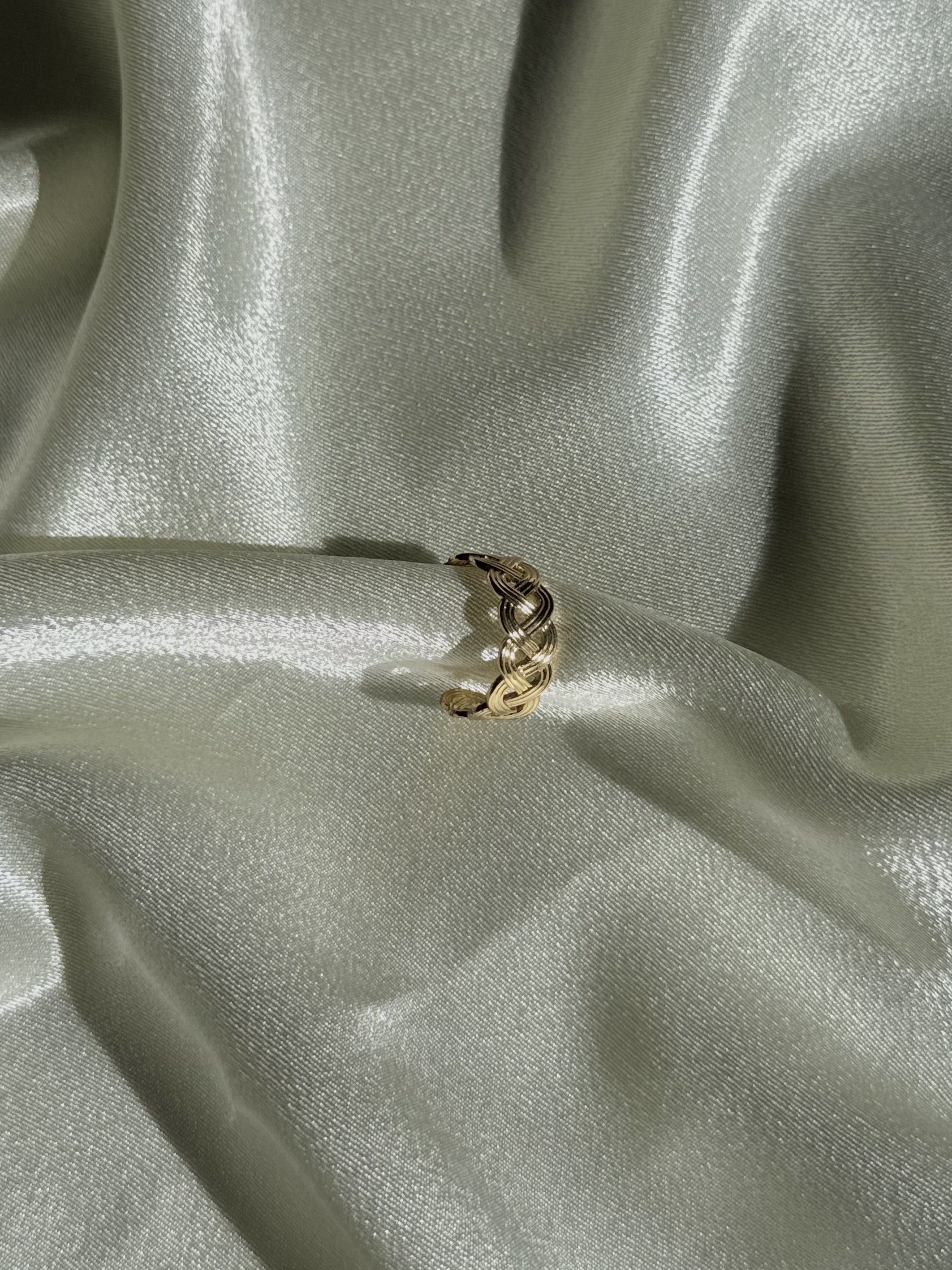 The Everknot Ring