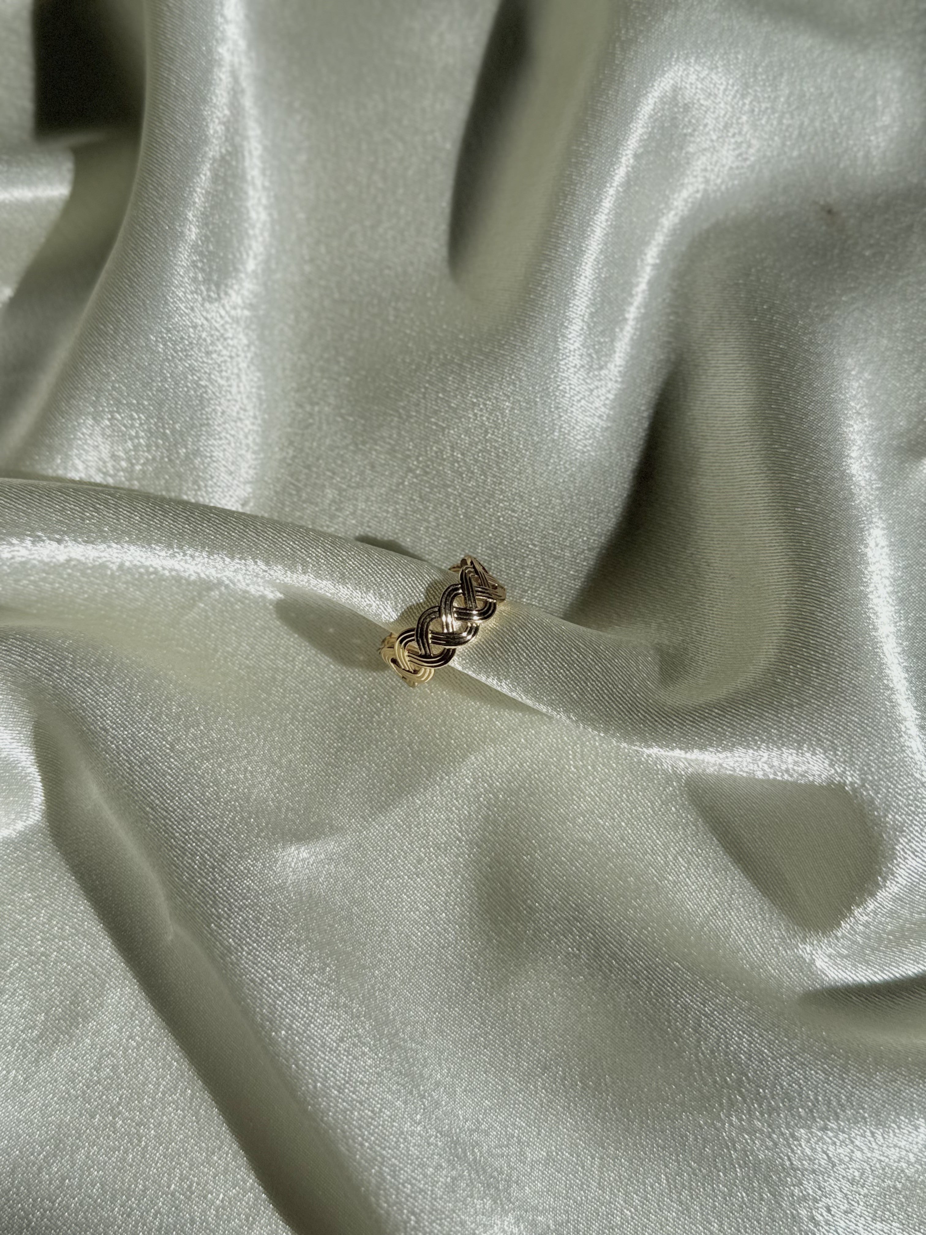 The Everknot Ring