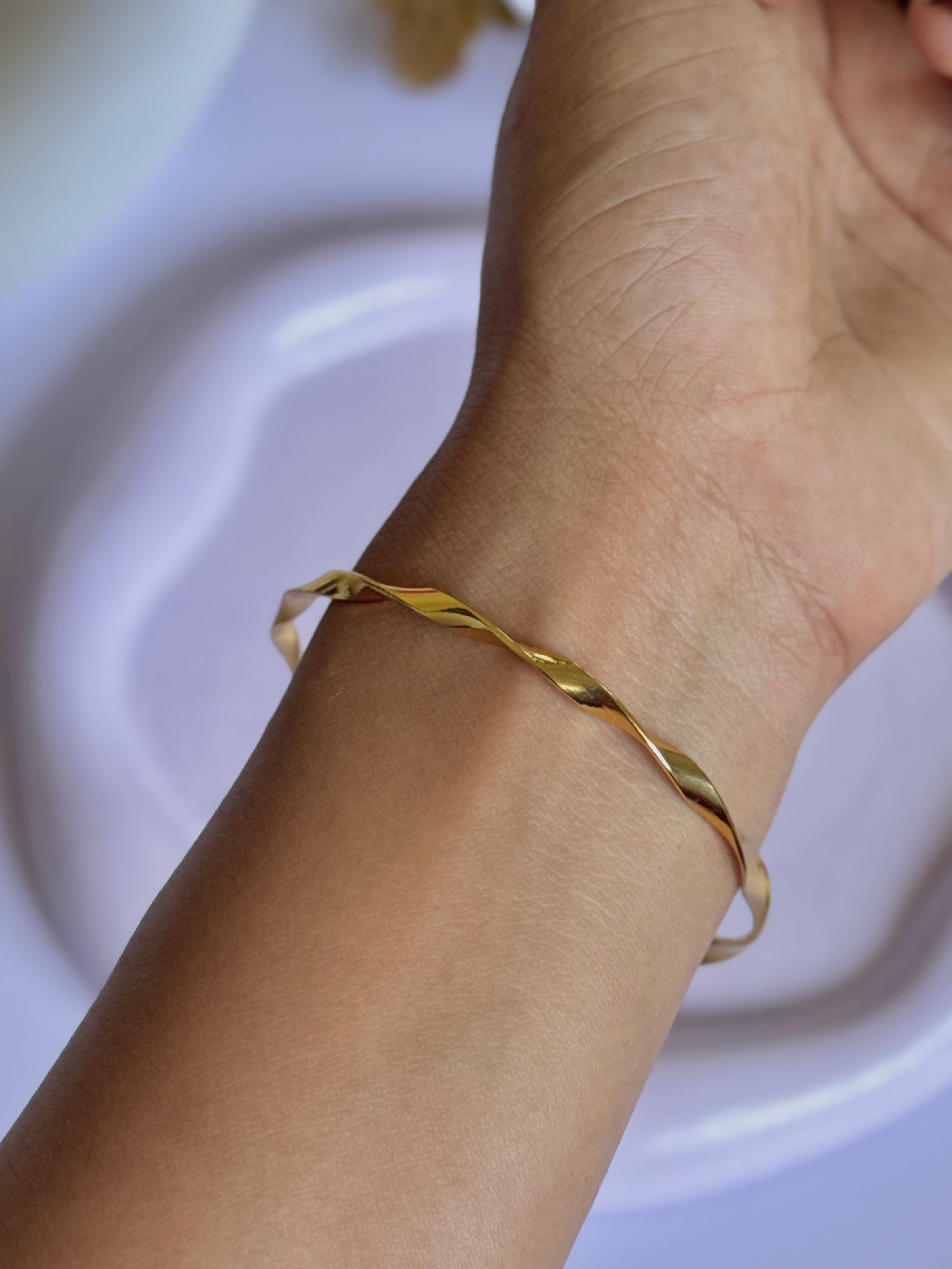 twisted slim bangle