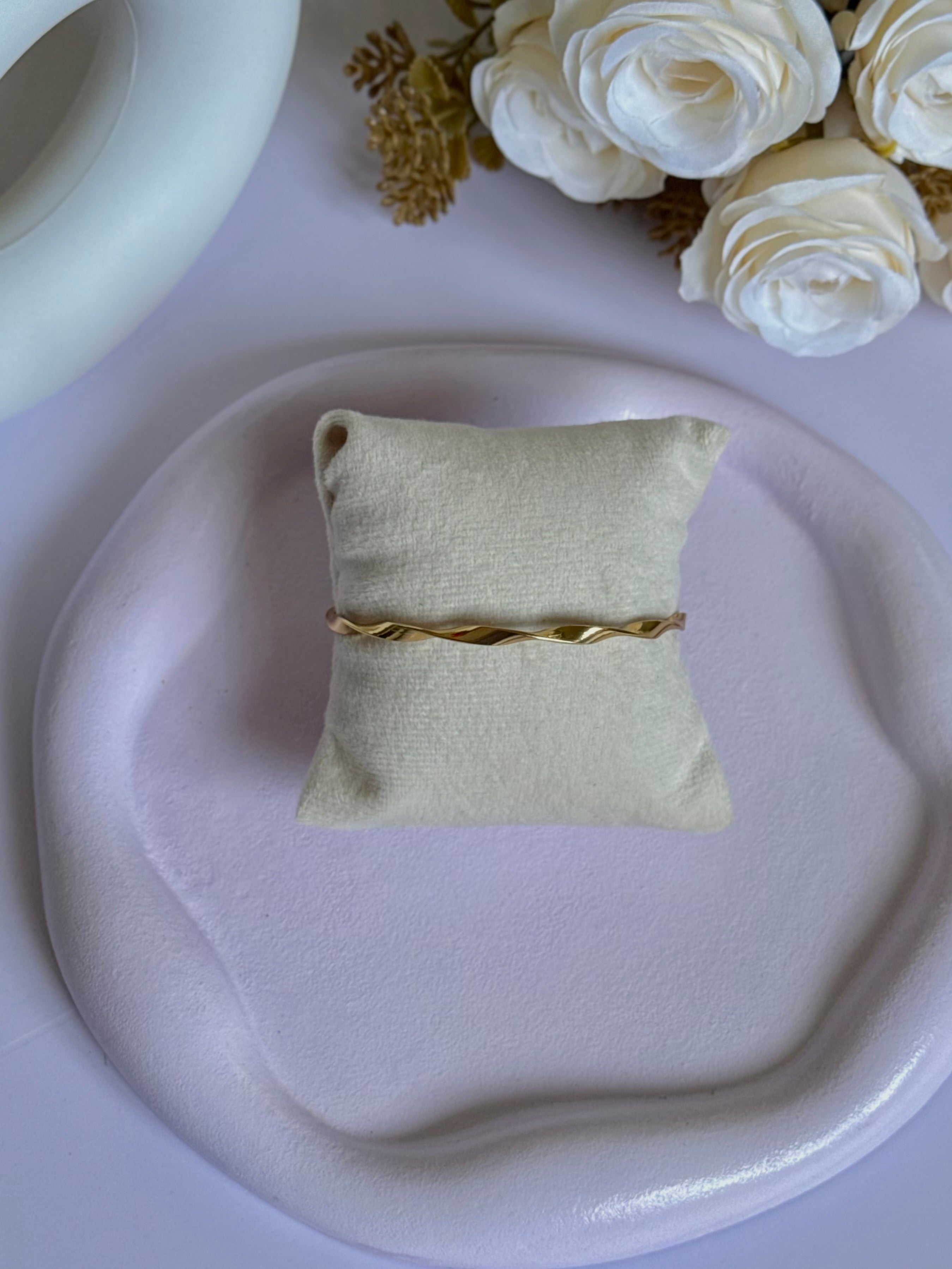 twisted slim bangle