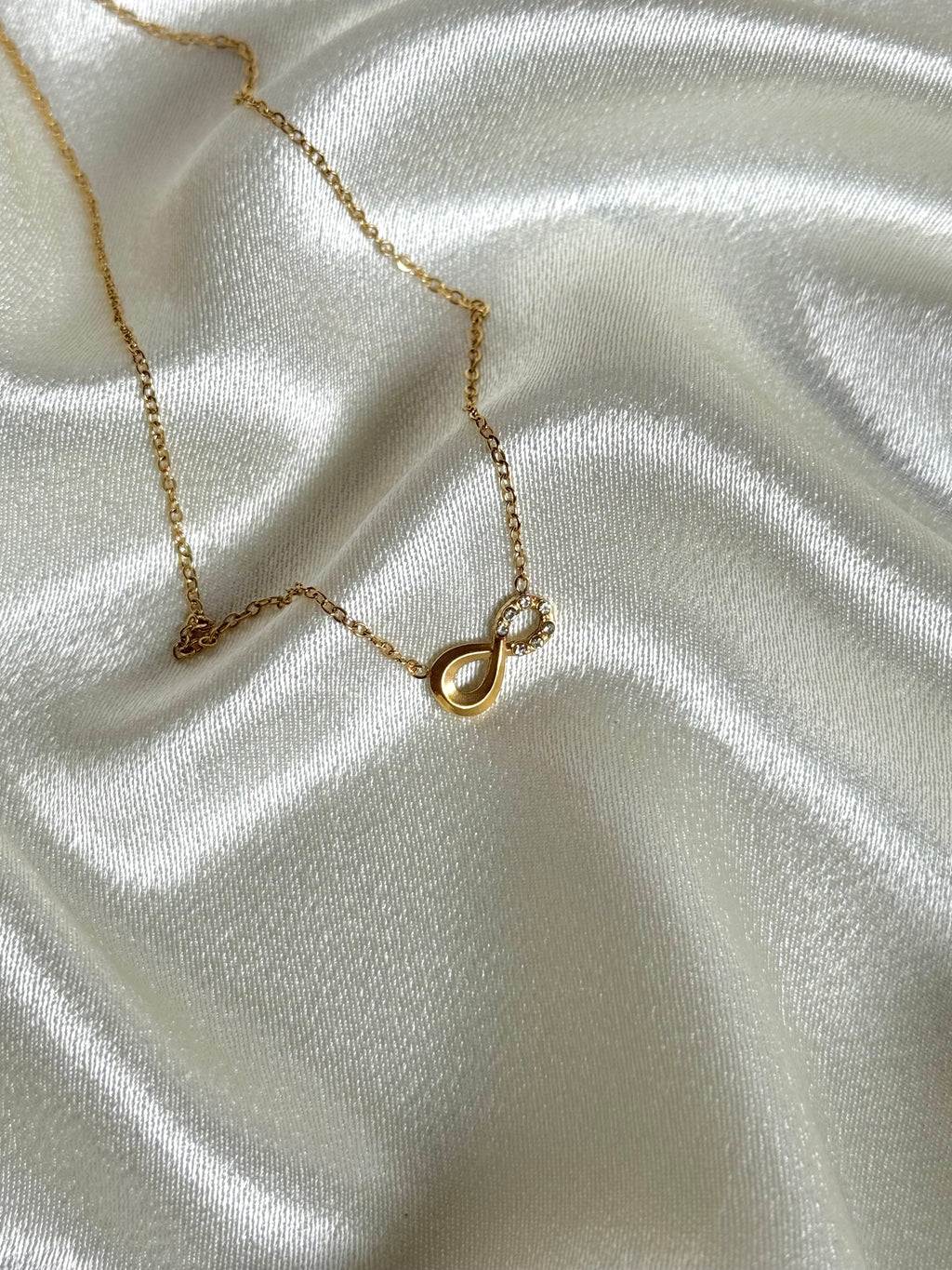 Infinity necklace (minimal stones)