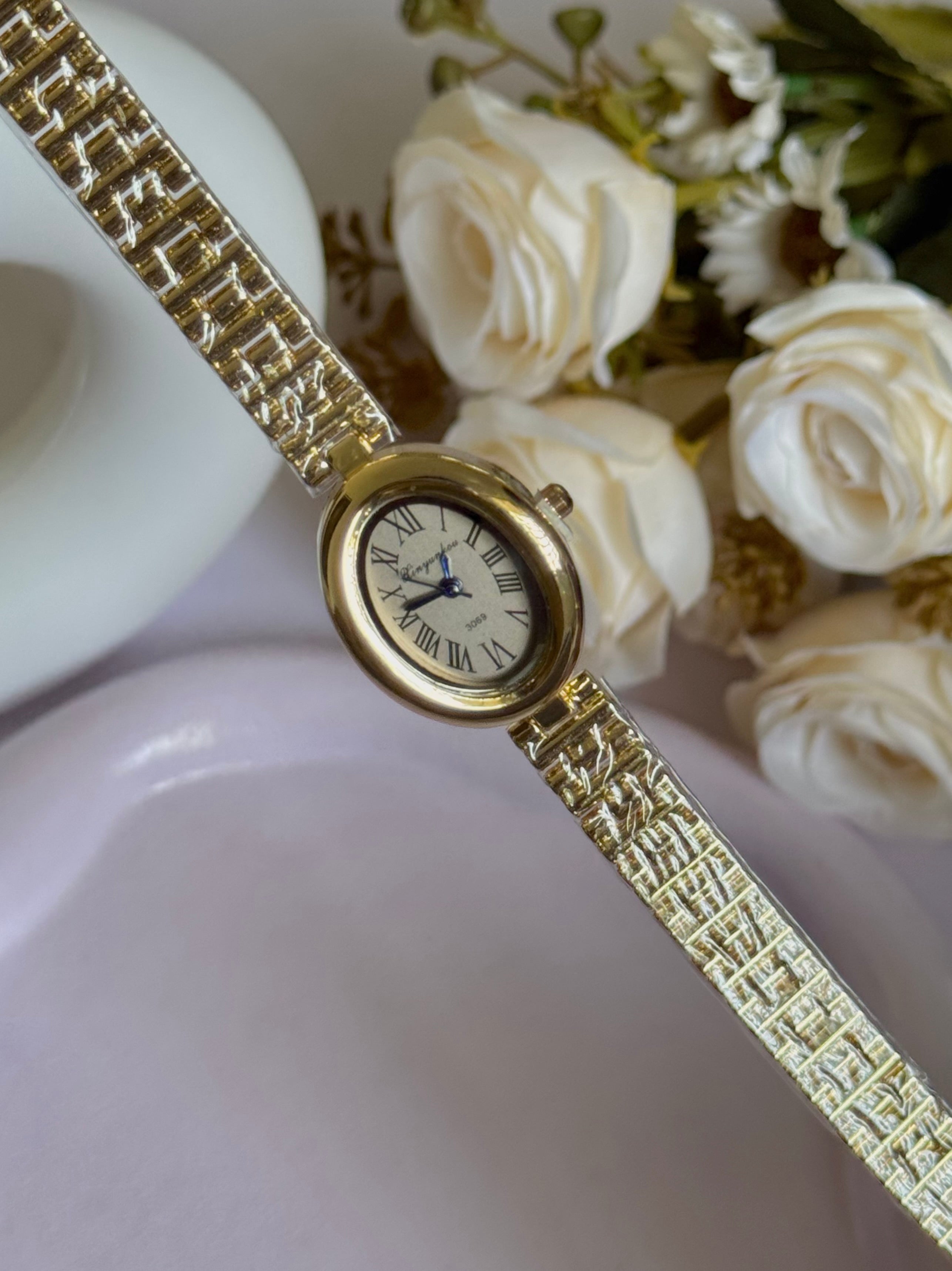 Timeless Roman watch (gold)