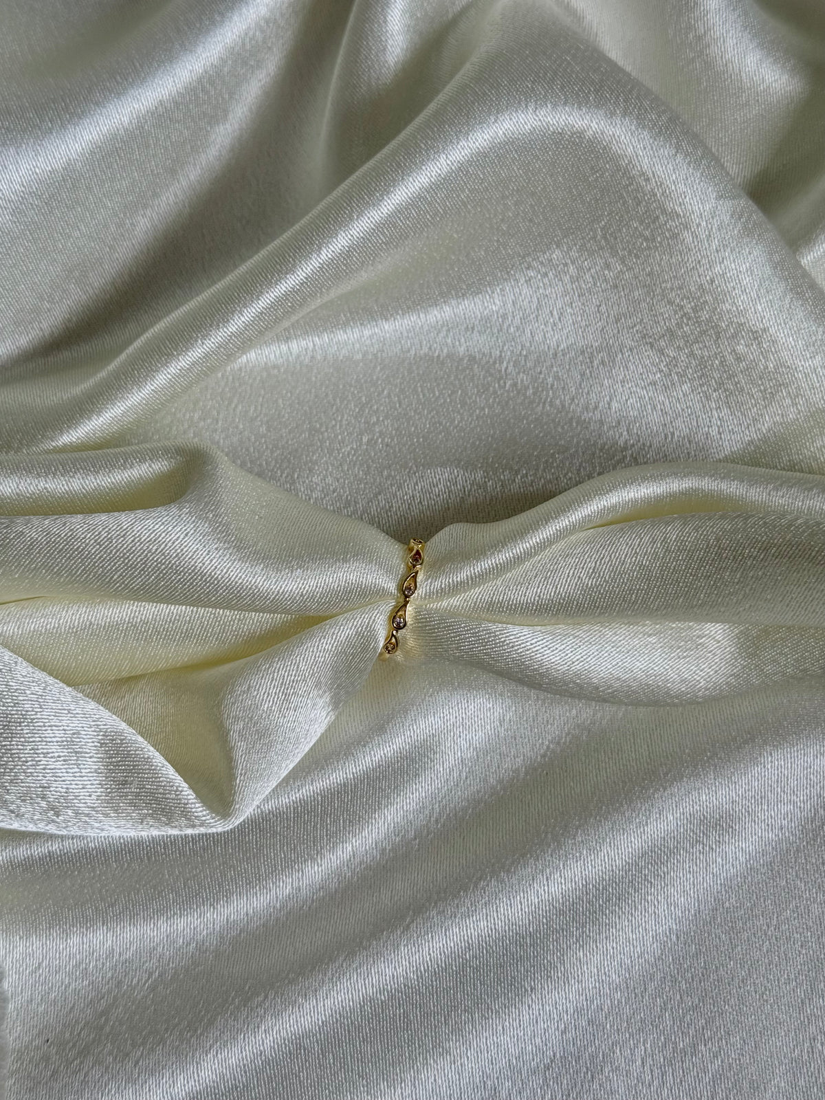 Vellure twist ring